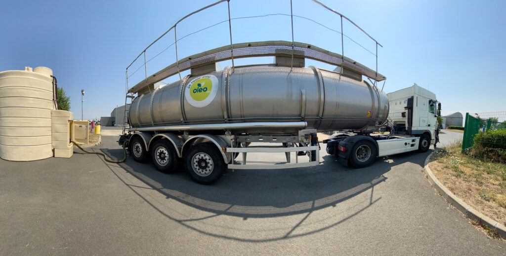 Camion d'oleo 100 livrant du carburant à ValDem